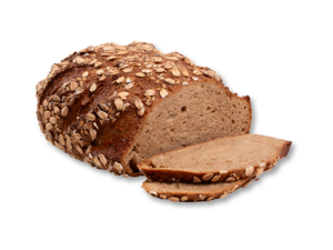 Ovales Mischbrot mit Haferflocken auf der Kruste, angeschnitten mit einer anliegenden Scheibe, die die gleichmäßige mittelbraune Krume zeigt; Produktfoto