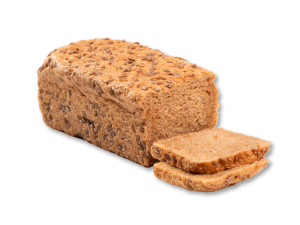 Rechteckiges Kastentoastbrot mit Leinsamen und Sesam auf der Kruste, angeschnitten mit zwei Scheiben, die die dichte orangebraune Krume mit eingebackenen Körnern zeigen; Produktfoto