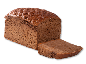 Freigestelltes dunkles Roggenbrot aus der Kastenform mit glänzend-rauer Oberfläche, eine Scheibe angelegt; sehr feinporige dunkle Krume sichtbar; Produktfoto