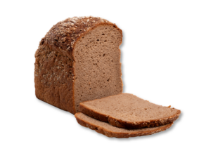 Rechteckiges Vollkornkastenbrot mit Körnern auf der gewölbten Oberfläche, angeschnitten mit zwei Scheiben, die die feinporige dunkelbraune Krume zeigen; Produktfoto