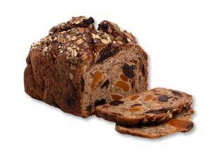 kräftiges Kastenbrot mit Körnermischung aus Haferflocken, Kürbis- und Sonnenblumenkernen, angeschnitten mit zwei Scheiben, die die dichte Krume mit sichtbaren Trockenfrüchten wie Aprikosen und Rosinen zeigen; Produktfoto