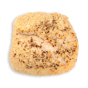 Freigestelltes helles Brötchen bestreut mit gemahlenem Pfeffer und Salz Produktfoto.