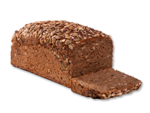 Freigestelltes dunkles Mehrkornbrot aus der Kastenform dicht bestreut mit Sonnenblumenkernen, Kürbiskernen und Haferflocken, eine Scheibe angelegt; Produktfoto