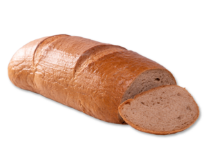 Freigestelltes längliches Mischbrot mit glänzender glatter Kruste, eine Scheibe angelegt; sichtbare lockere Krume mit dunkelbrauner Färbung, Produktfoto