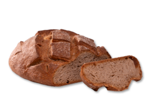 reigestelltes rundes rustikales Roggenbrot mit markanten rautenförmigen Einschnitten auf der Oberseite und bemehlter Kruste, eine Scheibe daneben