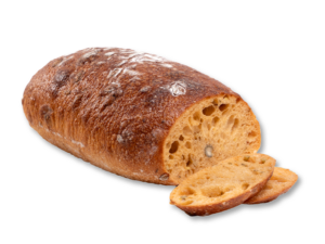 Längliches freigestelltes Dinkelbrot mit knuspriger bemehlter Kruste, angeschnitten mit zwei Scheiben, die die großporige goldgelbe Krume mit eingebackenen Kürbiskernen zeigen; Produktfoto