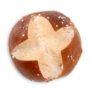 Freigestelltes Laugenbrötchen mit dunkelbrauner glänzender Kruste, Kreuzschnitt und groben Salzkörnern auf weißem Hintergrund, Produktfoto.