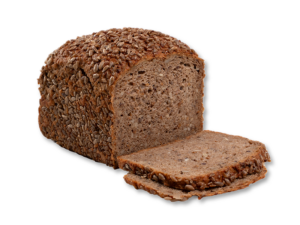 quadratisches Vollkornkastenbrot rundum dicht bestreut mit Sonnenblumenkernen, angeschnitten mit einer Scheibe, die die dunkelbraune kernreiche Krume zeigt; Produktfoto