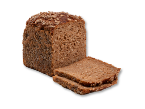 quadratisches Vollkornkastenbrot rundum mit Sonnenblumenkernen bestreut, angeschnitten mit zwei Scheiben, die die gleichmäßige dunkelbraune Krume zeigen; Produktfoto