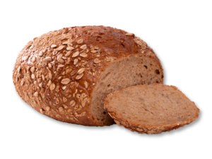 Freigestelltes rundes Körnerbrot dicht bestreut mit Haferflocken und Leinsamen, eine Scheibe angelegt mit sichtbarer weicher Vollkornkrume; Produktfoto